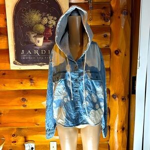 American Eagle “Bleached”‎ Hood Button Up Shirt! 🙋‍♀️